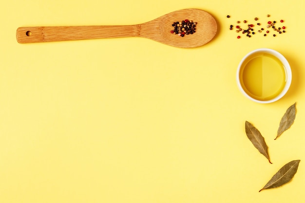 Ingredientes para cozinhar em um fundo amarelo brilhante