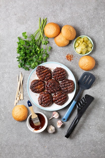 Ingredientes para cozinhar hambúrguer de carne close-up em fundo de pedra