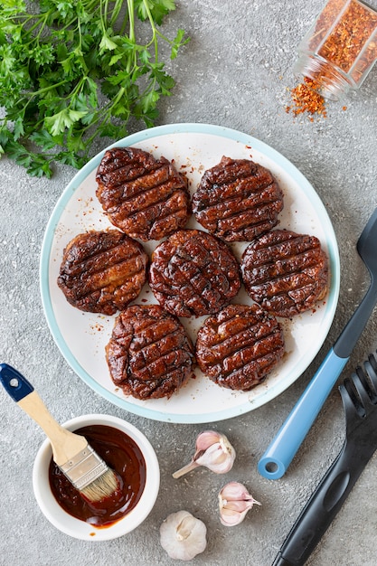 Ingredientes para cozinhar hambúrguer de carne close-up em fundo de pedra