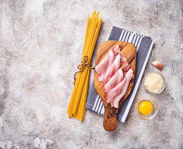 Ingredientes para cozinhar macarrão Carbonara