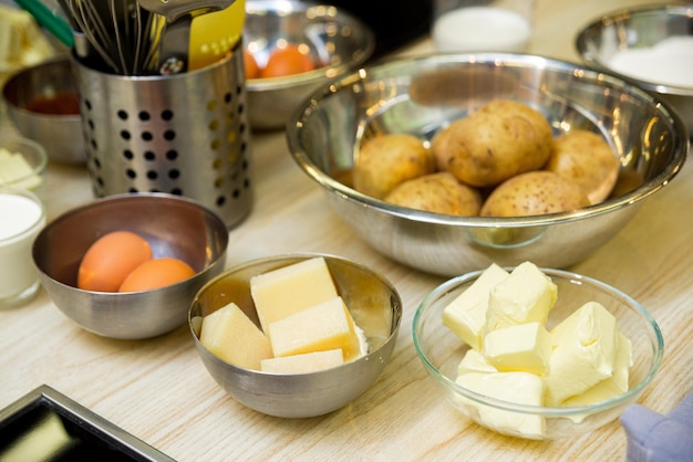 Ingredientes para cozinhar na cozinha ovos manteiga açúcar açúcar leite manteiga batatas com casca