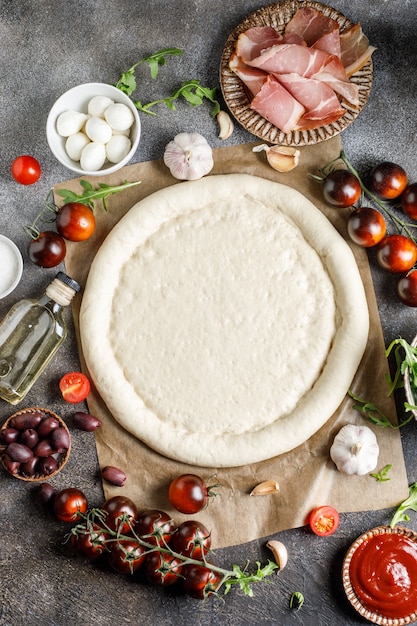 Ingredientes para cozinhar pizza italiana com rúcula