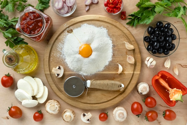 Ingredientes para cozinhar pizza italiana em uma mesa de madeira