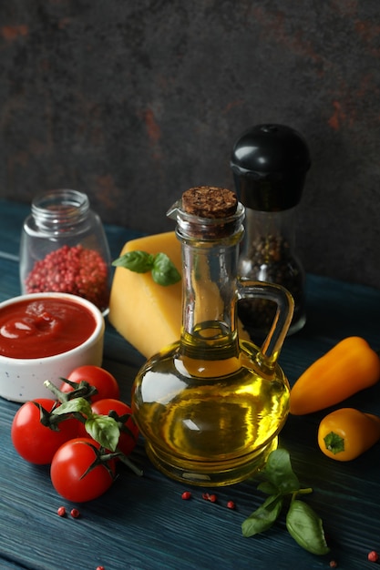 Ingredientes para cozinhar pizza na mesa de madeira