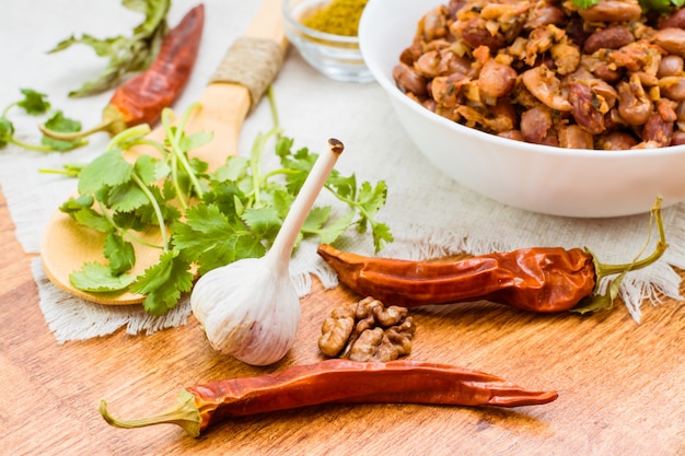 Ingredientes para cozinhar prato nacional da geórgia - lobio - em uma mesa de madeira