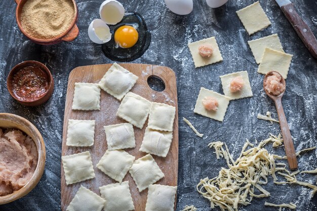 Ingredientes para cozinhar ravioli na placa de madeira