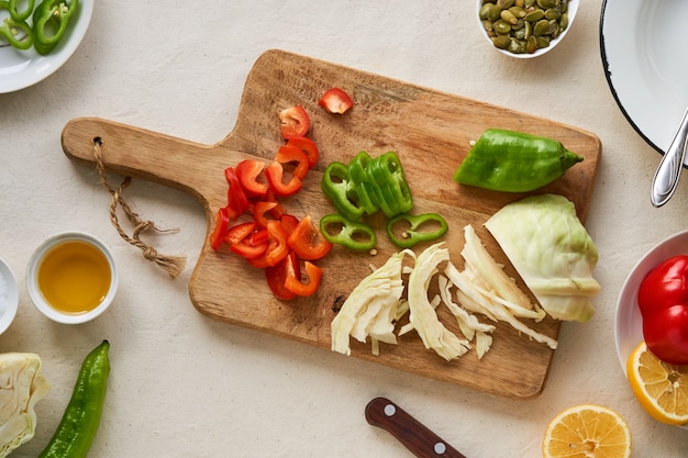 Ingredientes para cozinhar salada de legumes em uma tábua de madeira