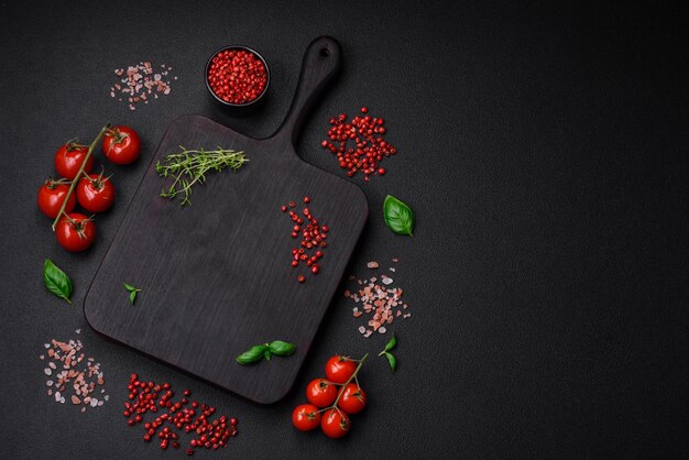 Ingredientes para cozinhar tomate cereja sal especiarias e ervas
