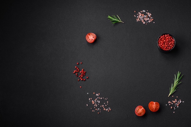Ingredientes para cozinhar um delicioso prato vegetariano tomate cereja alecrim sal