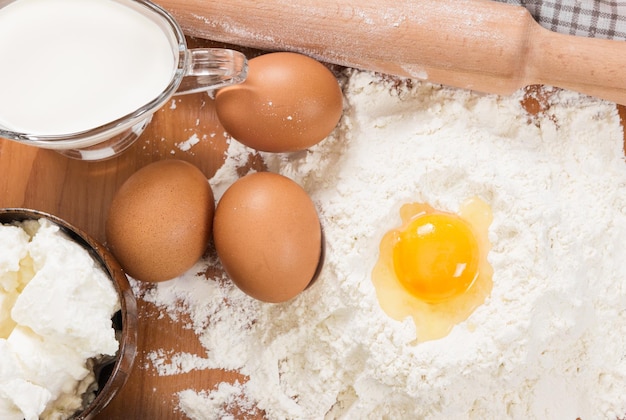 Ingredientes para farinha de ravioli, leite de ovo e queijo ricota