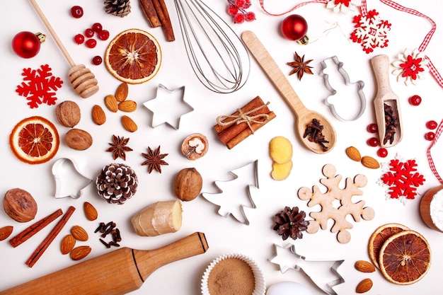 Ingredientes para fazer biscoitos de gengibre, especiarias com castanhas de canela e formas para assar boneco de neve