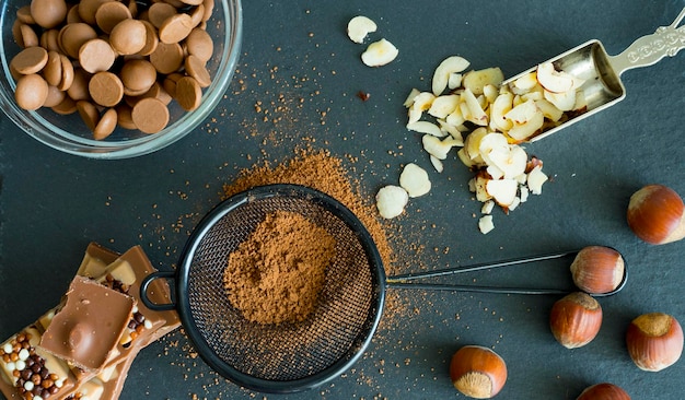 Ingredientes para fazer chocolate estão na mesa