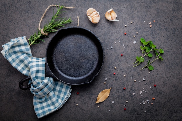 Ingredientes para fazer ervas e temperos de bife no fundo de pedra escura.