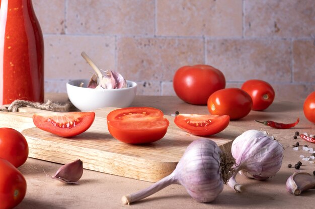 Ingredientes para fazer molho de tomate caseiro Foco seletivo