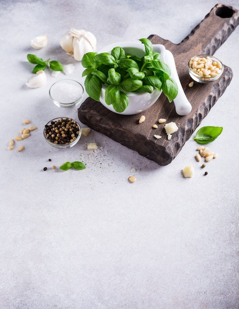 Ingredientes para fazer molho pesto