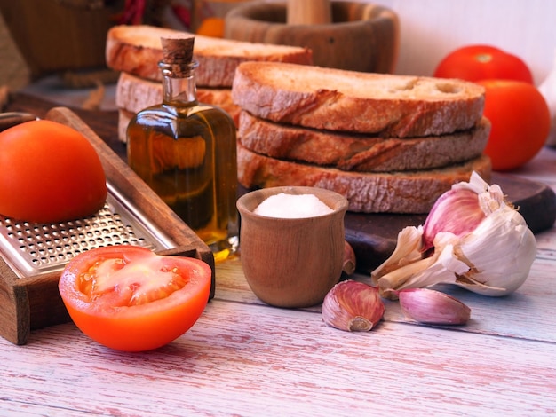 Ingredientes para fazer pão de tapas espanholas com tomate