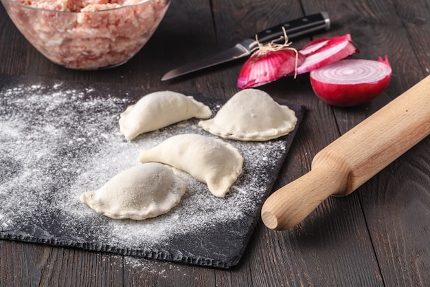 Ingredientes para fazer pelmeni cru