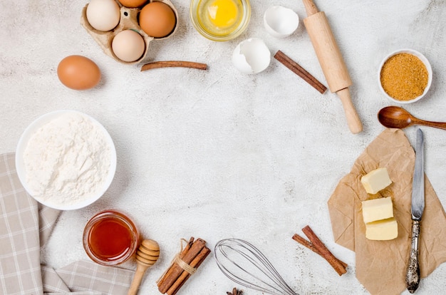 Ingredientes para fazer pratos de massa bolos biscoitos muffins tortas em um fundo cinza