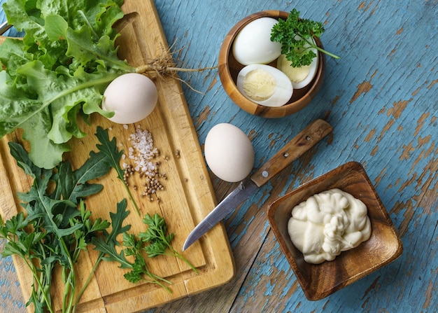 Ingredientes para fazer salada em uma tábua de corte em uma mesa rústica