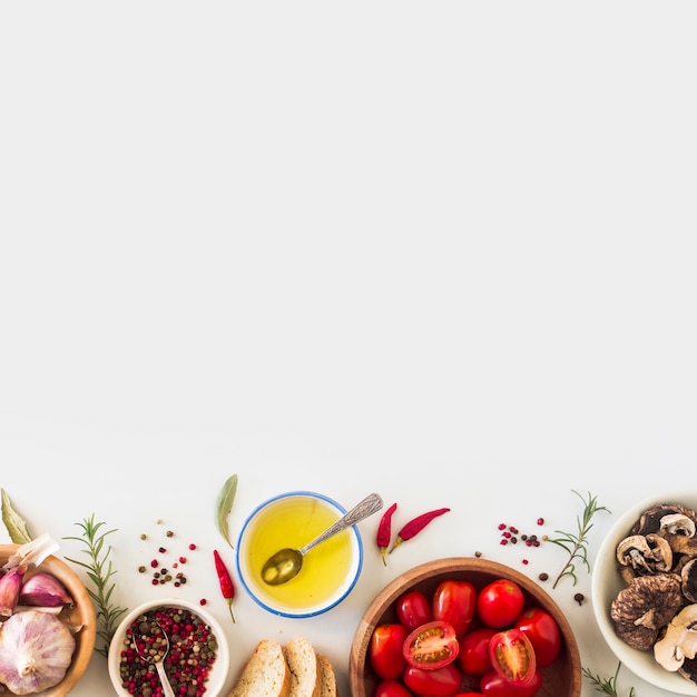 Ingredientes para fazer sanduíche de torrada em fundo branco