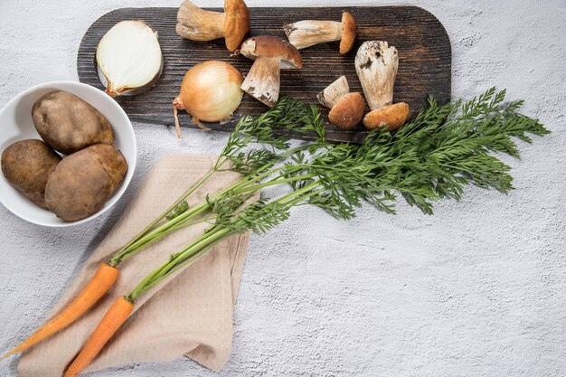 Ingredientes para fazer sopa de cogumelos porcini