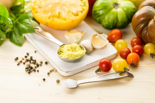 Ingredientes para fazer sopa de tomate assado com tomates orgânicos da herança.