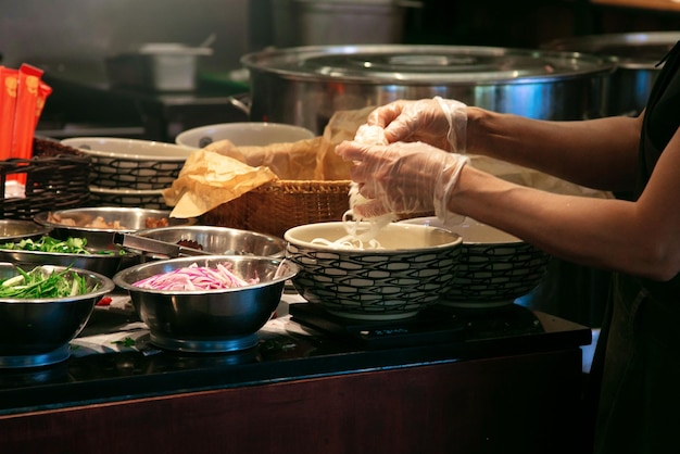 Ingredientes para fazer sopa Phobo no café Cozinha ao ar livre em um café de fast food de rua