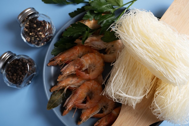 Ingredientes para fazer uma salada com camarão funchosa e especiarias Prato da culinária asiática