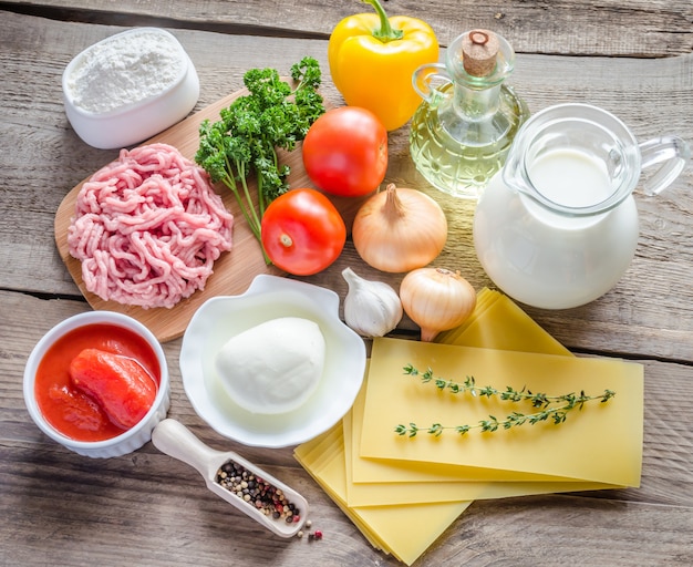 Ingredientes para lasanha na mesa de madeira