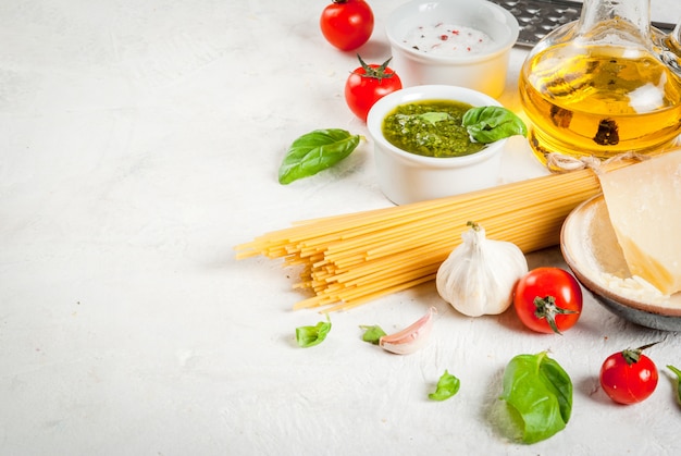 Ingredientes para macarrão com pesto