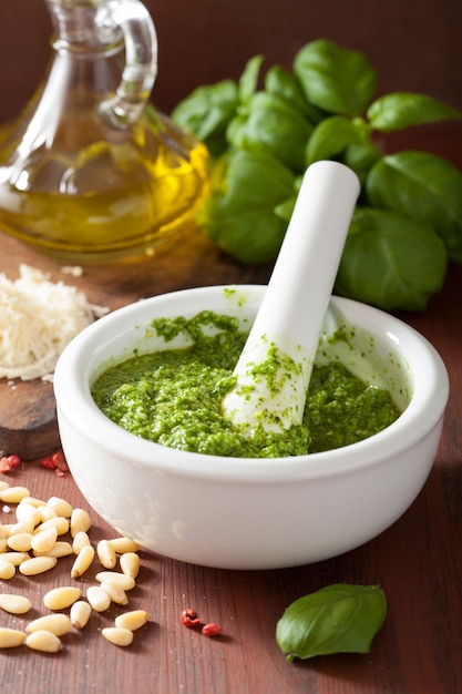 Ingredientes para molho pesto sobre fundo rústico de madeira