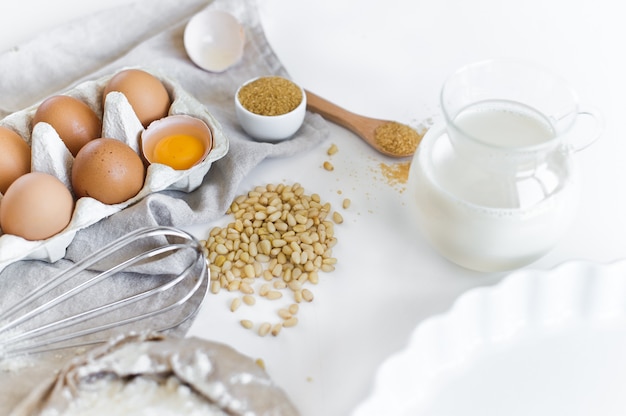 Ingredientes para o cozimento caseiro. Ovos, leite, farinha, açúcar.