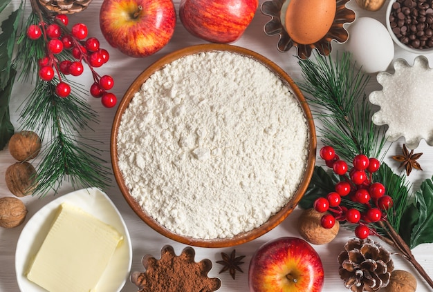 Ingredientes para o cozimento do ano novo de inverno. Fundo de comida de Natal.