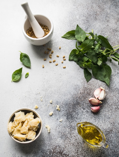 Ingredientes para o molho pesto. Manjericão verde, alho, pinhões, queijo parmesão e azeite