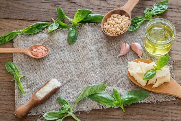 Ingredientes para o pesto na mesa de madeira