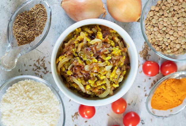 Ingredientes para o prato do Oriente Médio mujadara top veew gorizontal