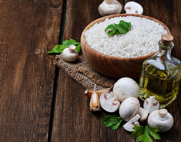 Ingredientes para o risoto: arroz, cogumelo, alho, óleo