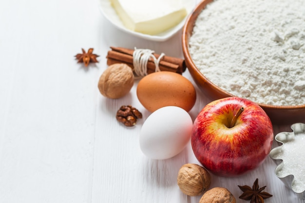 Ingredientes para panificação. Seleção para torta de maçã ou bolos, foco seletivo.