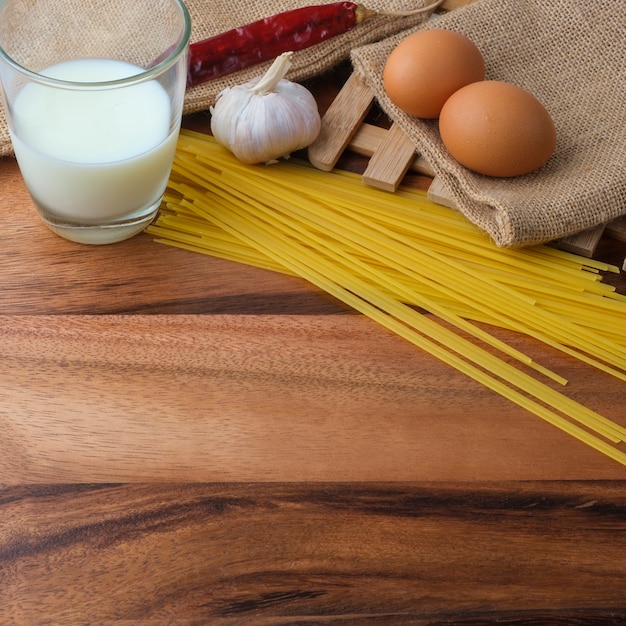 Ingredientes para Pasta Carbonara. Cozinha italiana tradicional.