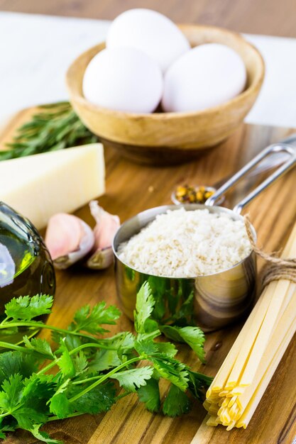 Ingredientes para preparar macarrão pangrattato com ovos crocantes.