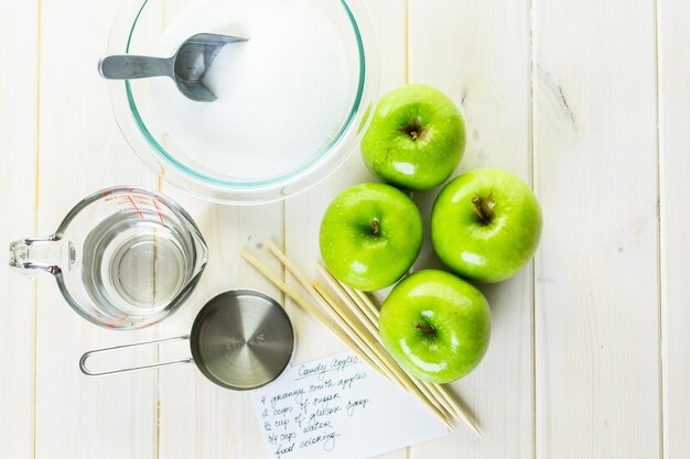 Ingredientes para preparar maçãs doces caseiras.