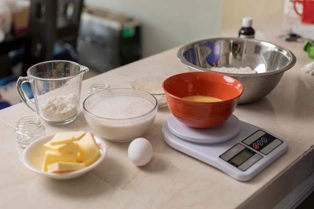 Ingredientes para preparar o pão no balcão de uma cozinha mexicana