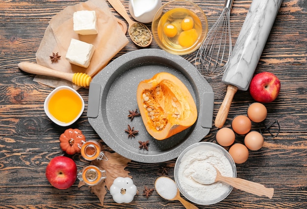 Ingredientes para preparar torta de abóbora na mesa de madeira