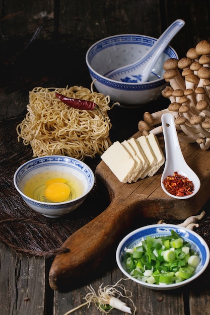 Ingredientes para ramen de sopa asiática