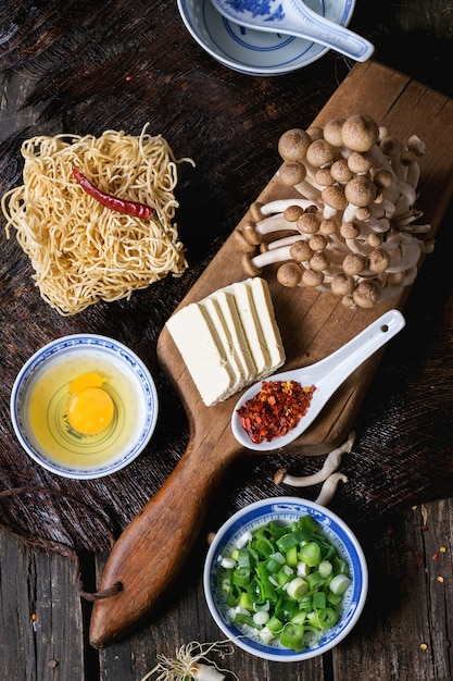 Ingredientes para ramen sopa asiática