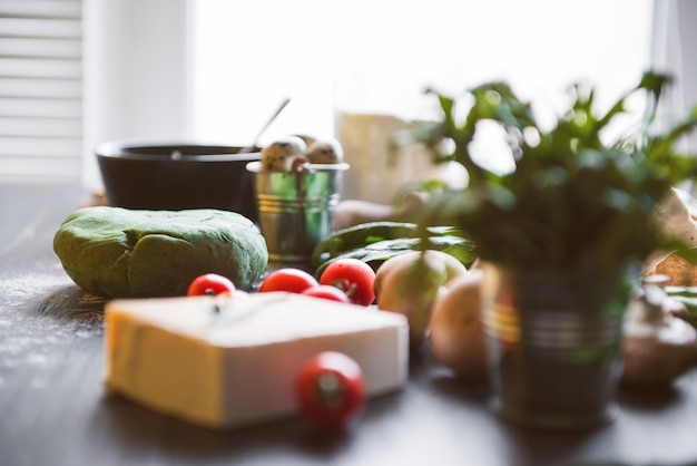 Ingredientes para ravióli verde em forma de coração de espinafre com ricota. preparado pela dona de casa para um jantar festivo no Dia de São Valentim