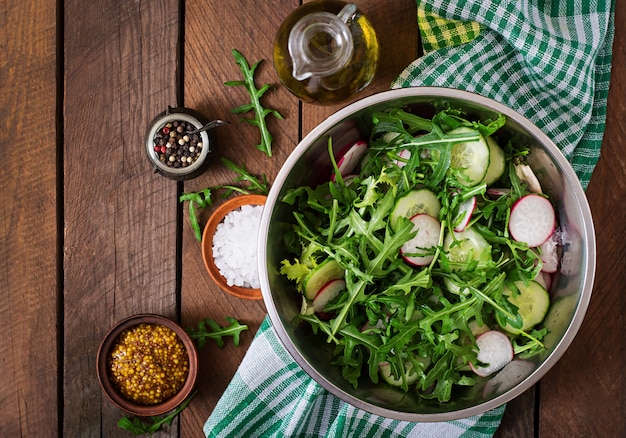 Ingredientes para rúcula de salada, rabanete, pepino e especiarias