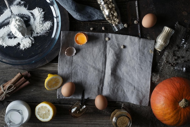 Foto ingredientes para torta de abóbora na mesa de madeira