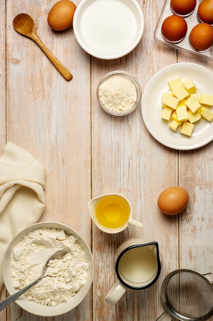 Ingredientes para um bolo em uma mesa de madeira