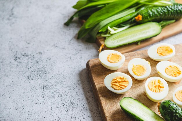 Ingredientes para uma salada saudável alho-poró ovos cozidos conceito de pepino de alimentação saudável e dieta ceto